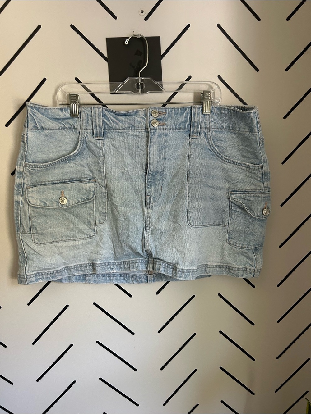 American Eagle Stretch Low-Rise A-Line Denim Cargo Mini Skirt light wash - Picture 6 of 9